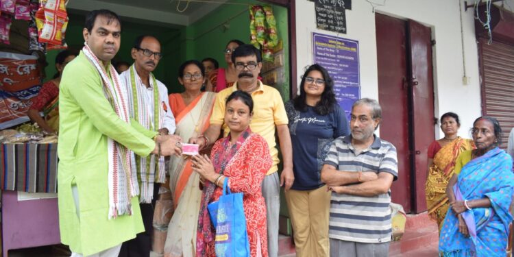 খাদ্য দপ্তরের নতুন উদ্যোগে স্বচ্ছ ও আধুনিক ব্যবস্থার পথে — শেখর আচার্যের ৭২ নং রেশন শপে ভোক্তাদের হাতে পিভিসি রেশন কার্ড বিতরণ।