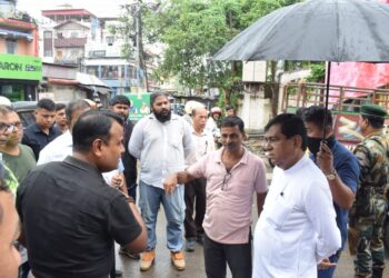 বর্ষায় জল জমার সমস্যা দূর করতে উদ্যোগী আগরতলা পুর নিগম — মেয়র দীপক মজুমদার পরিদর্শন করলেন লক্ষ্মী নারায়ণ বাড়ি রোডের কভার ড্রেন নির্মাণের কাজ।