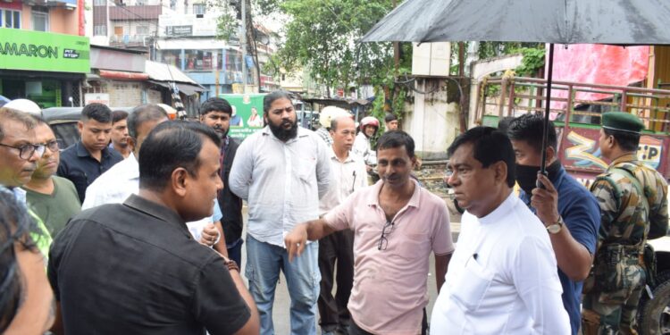 বর্ষায় জল জমার সমস্যা দূর করতে উদ্যোগী আগরতলা পুর নিগম — মেয়র দীপক মজুমদার পরিদর্শন করলেন লক্ষ্মী নারায়ণ বাড়ি রোডের কভার ড্রেন নির্মাণের কাজ।