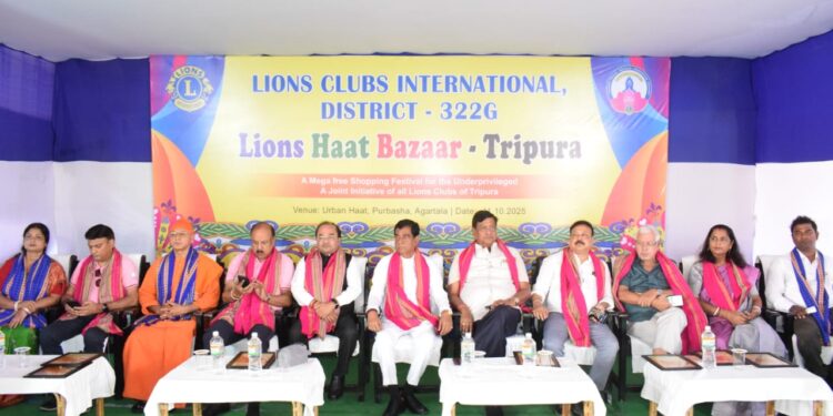 লায়ন্স ক্লাবের উদ্যোগে সমাজসেবার দৃষ্টান্ত! পূর্বাশা প্রাঙ্গণে অনুষ্ঠিত “মেগা ফ্রি শপিং ফেস্টিভ্যাল”-এ সহস্রাধিক মানুষের মুখে ফুটল আনন্দের হাসি। শাড়ি থেকে শুরু করে নিত্যপ্রয়োজনীয় সামগ্রী — সবই বিনামূল্যে বিতরণ করে মানবতার বার্তা পৌঁছে দিল লায়ন্স ক্লাবস ইন্টারন্যাশনাল, ডিস্ট্রিক্ট–৩২২জি। মেয়র দীপক মজুমদারসহ উপস্থিত বিশিষ্ট অতিথিরা উদ্যোগটিকে সমাজের জন্য এক অনন্য অনুপ্রেরণা হিসেবে অভিহিত করেন। মানবিকতার এই মেলায় লায়ন্স ক্লাব স্থাপন করলো এক উজ্জ্বল উদাহরণ। 