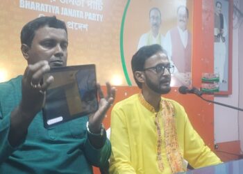 অল ইন্ডিয়া তৃণমূল কংগ্রেস পার্টি অফিস ভাঙ চোরকে কেন্দ্র করে ভারতীয় জনতা পার্টির সাংবাদিক সম্মেলন আয়োজন করা হয় উপস্থিত ছিলেন ভারতীয় জনতা পার্টির মুখপাত্র সুব্রত ভট্টাচার্য মহোদয়