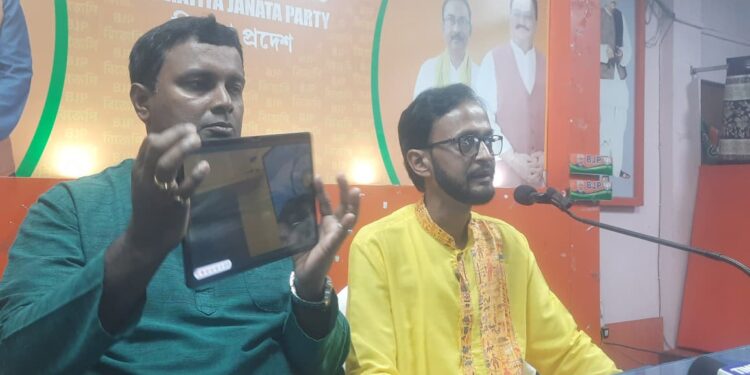 অল ইন্ডিয়া তৃণমূল কংগ্রেস পার্টি অফিস ভাঙ চোরকে কেন্দ্র করে ভারতীয় জনতা পার্টির সাংবাদিক সম্মেলন আয়োজন করা হয় উপস্থিত ছিলেন ভারতীয় জনতা পার্টির মুখপাত্র সুব্রত ভট্টাচার্য মহোদয়