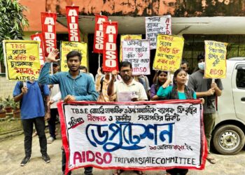 টিবিএসই ফি বৃদ্ধির প্রতিবাদে শিক্ষার্থীদের উত্তাল আন্দোলন