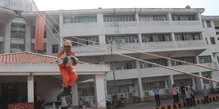 আন্তর্জাতিক দুর্যোগ ঝুঁকি হ্রাস দিবসে আগরতলায় মকড্রিল প্রদর্শনী, বিপর্যয় মোকাবিলায় প্রস্তুতির বার্তা