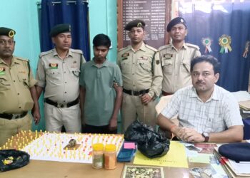 আর কে নগর পঞ্চায়েত টিলা থেকে ভোর সকালে ব্রাউন সুগার ও ইয়াবা ট্যাবলেটসহ এক মাদক বিক্রেতাকে গ্রেপ্তার বোধজং নগর থানার! আনুমানিক বাজারমূল্য ২ থেকে আড়াই লক্ষ টাকা। অভিযান সম্পর্কে বিস্তারিত জানালেন ওসি প্রশান্ত কুমার দে।