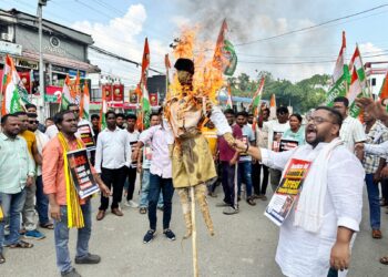 আরএসএসের বিরুদ্ধে যুব কংগ্রেসের প্রতিবাদ মিছিল, শহরের বুকে কুশপুত্তলিকা দাহ করে ক্ষোভ প্রকাশ