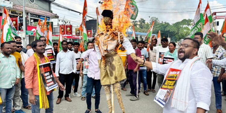 আরএসএসের বিরুদ্ধে যুব কংগ্রেসের প্রতিবাদ মিছিল, শহরের বুকে কুশপুত্তলিকা দাহ করে ক্ষোভ প্রকাশ