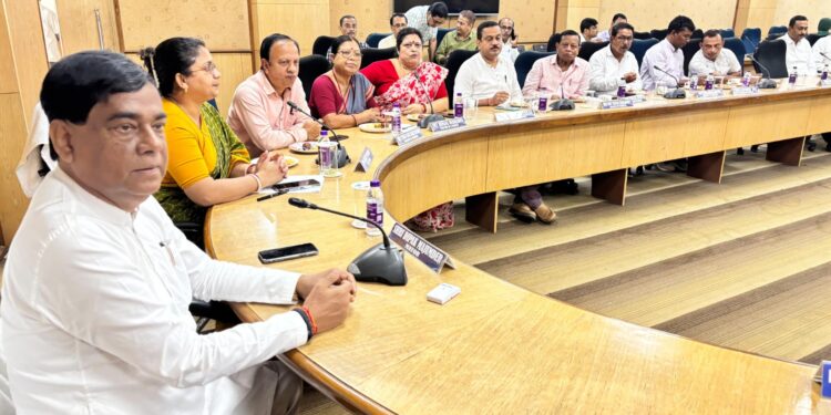 শারদ সম্মান ২০২৫-কে ঘিরে প্রস্তুতি সভা, মেয়র দীপক মজুমদারের নেতৃত্বে পুর নিগমে বিস্তারিত আলোচনা