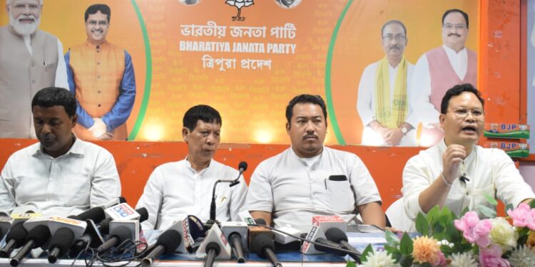 বিপিন দেববর্মা, সঞ্জীব রিয়াং ও বিমল চাকমা সহ দলের নেতৃত্বের স্পষ্ট বার্তা — “রাজনৈতিক বিভাজনের রাজনীতি বরদাস্ত করা হবে না।”মুখ্যমন্ত্রীকে ‘বাংলাদেশি’ বলে অপমানের ঘটনায় সাংবাদিক সম্মেলনে বিজেপির কড়া প্রতিক্রিয়া!