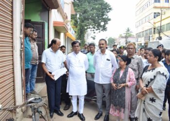 স্মার্ট সিটির কাজ পরিদর্শনে আশ্রম চৌমুহনীতে মেয়র দীপক মজুমদার! উন্নয়নের পথে বাধা এলে আইনের আশ্রয় নেওয়ার ইঙ্গিত মেয়রের।