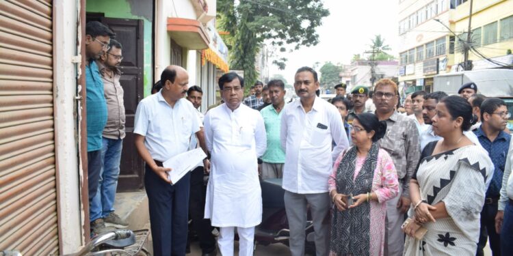 স্মার্ট সিটির কাজ পরিদর্শনে আশ্রম চৌমুহনীতে মেয়র দীপক মজুমদার! উন্নয়নের পথে বাধা এলে আইনের আশ্রয় নেওয়ার ইঙ্গিত মেয়রের।