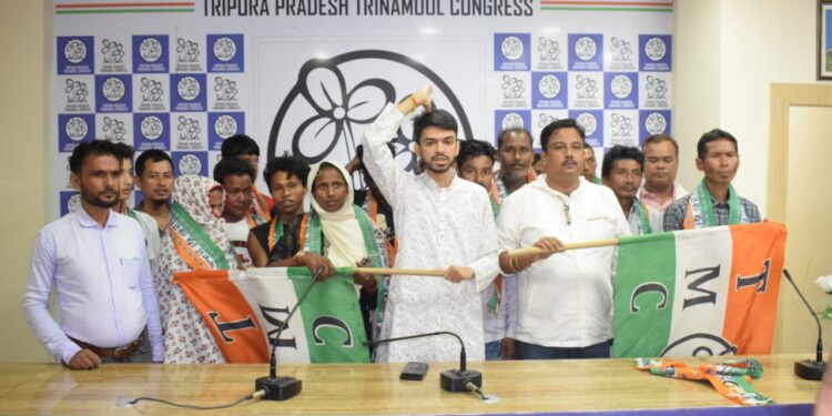 তৃণমূল কংগ্রেসে নতুন রক্ত! কুর্তি কদমতলা ও সোনাছড়ি থেকে ৩৫ জন কর্মীর যোগদান অনুষ্ঠানে উচ্ছ্বাসে মেতেছে দল।