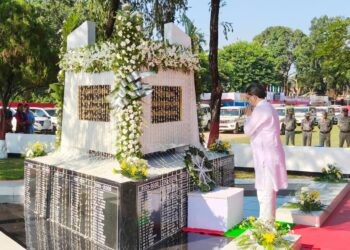 আজ এডি নগর পুলিশ গ্রাউন্ডে গৌরব ও শ্রদ্ধার পরিবেশে পালিত হল পুলিশ স্মারক দিবস। শহিদ পুলিশ সদস্যদের প্রতি জানানো হল গভীর শ্রদ্ধাঞ্জলি।
