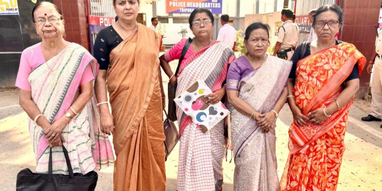 আজ পুলিশ প্রধানের হাতে স্মারকলিপি তুলে দিল নারী সমিতির প্রতিনিধিদল, বিভিন্ন দাবি-দাওয়া ও সমস্যার সমাধানের আহ্বান জানিয়ে।