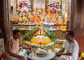 গোবর্ধন পূজায় অন্নকূট উৎসবে ভক্তির সাগরে আগরতলার ইসকন মন্দির! দীপাবলির পরদিন ঐতিহ্য মেনে ৫৬ ভোগ নিবেদনে কৃষ্ণভক্তদের উচ্ছ্বাস।