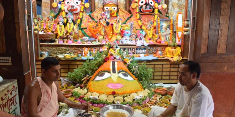 গোবর্ধন পূজায় অন্নকূট উৎসবে ভক্তির সাগরে আগরতলার ইসকন মন্দির! দীপাবলির পরদিন ঐতিহ্য মেনে ৫৬ ভোগ নিবেদনে কৃষ্ণভক্তদের উচ্ছ্বাস।