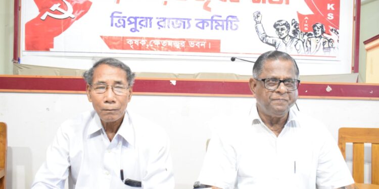 কৃষকদের দাবি ঘিরে মুখ্য সচিবের সঙ্গে বৈঠকের পর সাংবাদিক সম্মেলনে সারা ভারত কৃষক সভা! পবিত্র কর ও অঘোর দেববর্মা জানালেন ১০ দফা দাবির অগ্রগতি ও পরবর্তী কর্মসূচি।