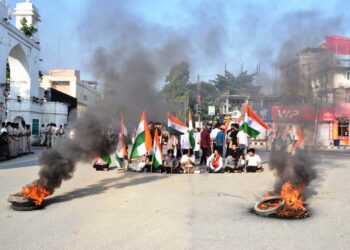 মথা কল্যাণের দাবিতে আগরতলা উত্তর গেটে উত্তেজনা, বনধের সমর্থনে পথ অবরোধ ও আগুন জ্বালিয়ে বিক্ষোভ, নীরব দর্শক পুলিশের ভূমিকা।