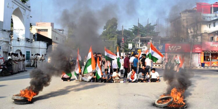 মথা কল্যাণের দাবিতে আগরতলা উত্তর গেটে উত্তেজনা, বনধের সমর্থনে পথ অবরোধ ও আগুন জ্বালিয়ে বিক্ষোভ, নীরব দর্শক পুলিশের ভূমিকা।