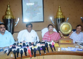 আগরতলা পুরনিগমের বিভিন্ন উন্নয়নমূলক প্রকল্প নিয়ে সাংবাদিক সম্মেলনে বক্তব্য রাখলেন মেয়র দীপক মজুমদার।