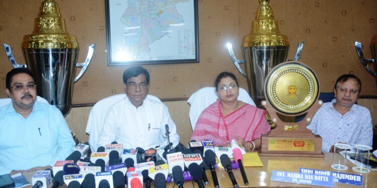 আগরতলা পুরনিগমের বিভিন্ন উন্নয়নমূলক প্রকল্প নিয়ে সাংবাদিক সম্মেলনে বক্তব্য রাখলেন মেয়র দীপক মজুমদার।