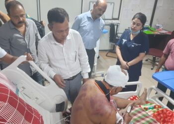 বনধে আহত ব্যাক্তিদের দেখতে যায় বনধের মহা নায়ক মথা বিধায়ক রঞ্জিত দেববর্মা।।।  সাংবাদিকদের মুখোমুখি হয়ে তিনি জানান এই ঘটনানা পরিকল্পিত  ষড়যন্ত্র ।।। দোষীদের কঠোর স্বাস্তি দাবিও জানান তিনি ।।।   বাংলাদেশি আইডি নিয়ে তিনি বলেন এটা ফেইক ।।।  আইনি রাস্তায় যাবেন তিনি।।