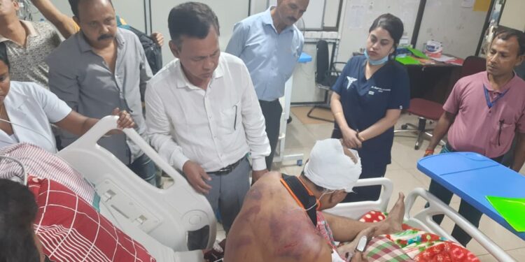 বনধে আহত ব্যাক্তিদের দেখতে যায় বনধের মহা নায়ক মথা বিধায়ক রঞ্জিত দেববর্মা।।।  সাংবাদিকদের মুখোমুখি হয়ে তিনি জানান এই ঘটনানা পরিকল্পিত  ষড়যন্ত্র ।।। দোষীদের কঠোর স্বাস্তি দাবিও জানান তিনি ।।।   বাংলাদেশি আইডি নিয়ে তিনি বলেন এটা ফেইক ।।।  আইনি রাস্তায় যাবেন তিনি।।