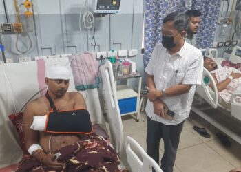 কমলপুর শান্তির বাজারে সংঘর্ষে আহতদের দেখতে জিবি হাসপাতালে বিরোধী দলনেতা জীতেন্দ্র চৌধুরী।