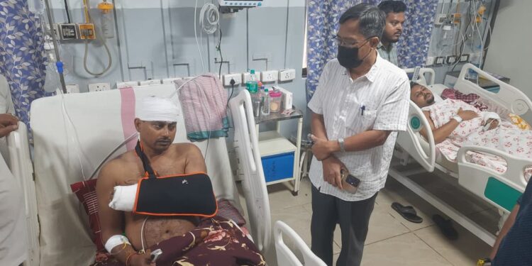 কমলপুর শান্তির বাজারে সংঘর্ষে আহতদের দেখতে জিবি হাসপাতালে বিরোধী দলনেতা জীতেন্দ্র চৌধুরী।