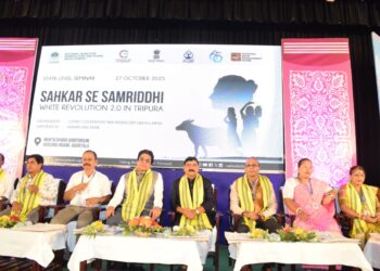 দুগ্ধ উৎপাদনে আত্মনির্ভরতার বার্তা! গোমতী সমবায় দুগ্ধ উৎপাদনকারী ইউনিয়ন লিমিটেডের উদ্যোগে ও নাবার্ডের সহযোগিতায় “সহকার সে সমৃদ্ধি – শ্বেত বিপ্লব ত্রিপুরা ২.০” রাজ্যস্তরের সেমিনারে অংশ নেন বিভিন্ন দুধ উৎপাদক ও কর্মকর্তারা।