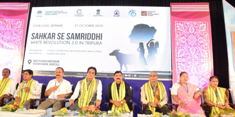 দুগ্ধ উৎপাদনে আত্মনির্ভরতার বার্তা! গোমতী সমবায় দুগ্ধ উৎপাদনকারী ইউনিয়ন লিমিটেডের উদ্যোগে ও নাবার্ডের সহযোগিতায় “সহকার সে সমৃদ্ধি – শ্বেত বিপ্লব ত্রিপুরা ২.০” রাজ্যস্তরের সেমিনারে অংশ নেন বিভিন্ন দুধ উৎপাদক ও কর্মকর্তারা।