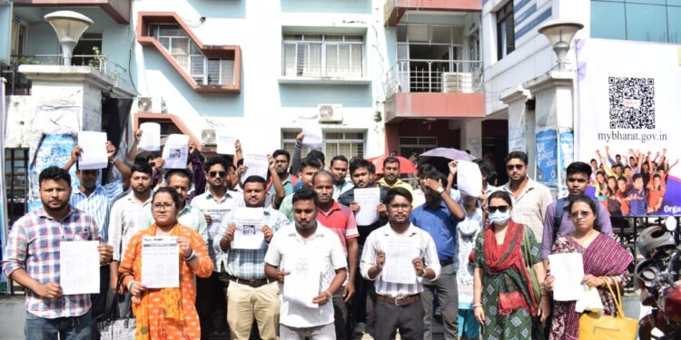 টেট উত্তীর্ণ বেকার যুবকদের দাবিতে সরব আন্দোলন! সার্টিফিকেট প্রদানে দেরি ও শিক্ষক নিয়োগে স্থবিরতার বিরুদ্ধে আজ টিআরবিটি অফিসে চেয়ারম্যানের সঙ্গে সাক্ষাৎ করে বেকার যুবক-যুবতীরা। একসঙ্গে সকল উত্তীর্ণদের নিয়োগের জোর দাবি তোলে তারা।