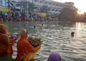 ছট্ পূজার পবিত্র আচার পালনে ভক্তদের ঢল! অস্তগামী সূর্যকে অর্ঘ্য নিবেদন করলেন উপবাসিনী নারীরা। শ্রদ্ধা, ভক্তি ও আধ্যাত্মিক আবহে ভাসল সারাবেলার ঘাট।