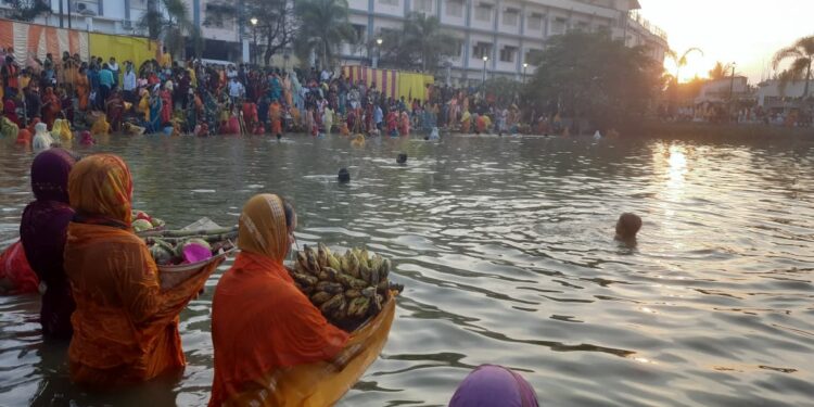 ছট্ পূজার পবিত্র আচার পালনে ভক্তদের ঢল! অস্তগামী সূর্যকে অর্ঘ্য নিবেদন করলেন উপবাসিনী নারীরা। শ্রদ্ধা, ভক্তি ও আধ্যাত্মিক আবহে ভাসল সারাবেলার ঘাট।