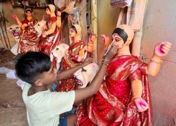 দেবী জগদ্ধাত্রীর পূজার মধ্য দিয়ে শুরু হয় ভক্তিময় পরিবেশ, কার্তিক মাসের নবমী তিথিতে পূজিতা হন মহাশক্তির প্রতিরূপ জগদ্ধাত্রী।