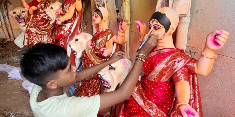 দেবী জগদ্ধাত্রীর পূজার মধ্য দিয়ে শুরু হয় ভক্তিময় পরিবেশ, কার্তিক মাসের নবমী তিথিতে পূজিতা হন মহাশক্তির প্রতিরূপ জগদ্ধাত্রী।