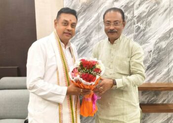 ত্রিপুরা সফরে ভারতীয় জনতা পার্টির রাজ্য পর্যবেক্ষক ডাঃ সম্বিত পাত্রাকে উষ্ণ অভ্যর্থনা জানালেন সাংসদ রাজীব ভট্টাচার্য্য।