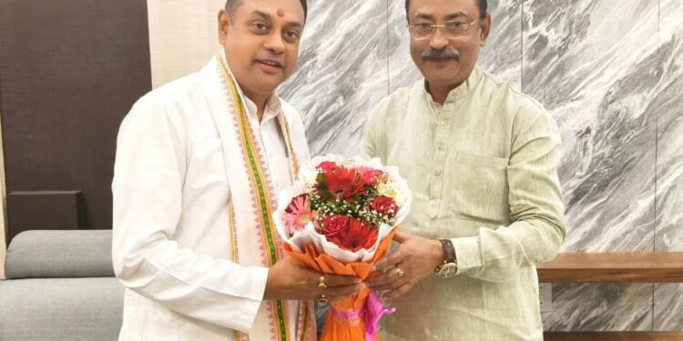 ত্রিপুরা সফরে ভারতীয় জনতা পার্টির রাজ্য পর্যবেক্ষক ডাঃ সম্বিত পাত্রাকে উষ্ণ অভ্যর্থনা জানালেন সাংসদ রাজীব ভট্টাচার্য্য।