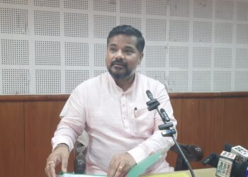 মন্ত্রীসভায় গৃহীত একাধিক গুরুত্বপূর্ণ সিদ্ধান্তের বিস্তারিত তুলে ধরে সাংবাদিক সম্মেলনে মন্ত্রী সুশান্ত চৌধুরী।