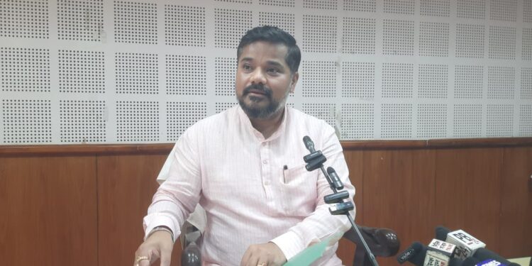 মন্ত্রীসভায় গৃহীত একাধিক গুরুত্বপূর্ণ সিদ্ধান্তের বিস্তারিত তুলে ধরে সাংবাদিক সম্মেলনে মন্ত্রী সুশান্ত চৌধুরী।