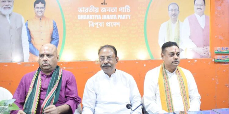 আসন্ন নির্বাচনকে কেন্দ্র করে ত্রিপুরা প্রদেশ বিজেপি কার্যালয়ে অনুষ্ঠিত হলো গুরুত্বপূর্ণ বৈঠক। রাজ্য প্রভারি ড. রাজদীপ রায় ও রাজ্য সভাপতি রাজীব ভট্টাচার্যসহ উপস্থিত ছিলেন দলের শীর্ষ নেতৃত্ব।