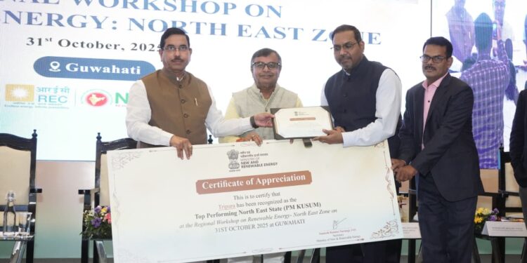 উত্তর-পূর্বাঞ্চলে প্রধানমন্ত্রী-কুসুম প্রকল্প বাস্তবায়নে শীর্ষস্থান অর্জনের স্বীকৃতি হিসেবে গুয়াহাটিতে অনুষ্ঠিত আঞ্চলিক কর্মশালায় পুরস্কার গ্রহণ করেন ত্রিপুরার মন্ত্রী রতন লাল নাথ।