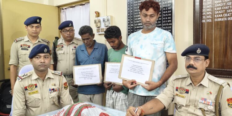 নেশা বিরোধী অভিযানে বড় সাফল্য! কলেজ টিলা এলাকা থেকে হেরোইন ও কফসিরাপ সহ ৪ জনকে গ্রেফতার করল পূর্ব থানার পুলিশ। অভিযান অব্যাহত থাকবে বলে জানালেন ওসি সুব্রত দেবনাথ।