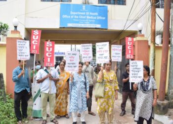 জেলা ও মহকুমা হাসপাতালের পরিকাঠামো উন্নয়নের দাবিতে ১১ দফা দাবি তুলে সিএমও অফিসে ডেপুটেশন দিল এসইউসিআই(সি)।