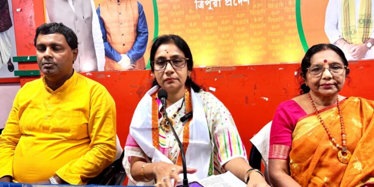 বন্দে মাতরমের ১৫০ বছর! ঐতিহ্য ও দেশপ্রেমের আবহে বিশেষ কর্মসূচির ঘোষণা করলেন ত্রিপুরা প্রদেশ বিজেপির সাধারণ সম্পাদিকা পাপিয়া দত্ত।