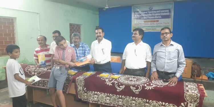 পশ্চিম ত্রিপুরা জেলার বিশেষ চাহিদাসম্পন্ন শিক্ষার্থীদের মধ্যে শিক্ষণ সামগ্রী বিতরণ কর্মসূচি অনুষ্ঠিত হলো আগরতলায়। উপস্থিত ছিলেন বিভিন্ন শিক্ষা প্রতিষ্ঠানের শিক্ষক-শিক্ষিকা ও কর্মকর্তারা।