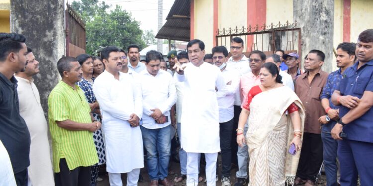 ইন্দ্রনগর কবরখলা এলাকায় পানীয় জলের সমস্যা সমাধানে এগিয়ে এলো আগরতলা পুর নিগম