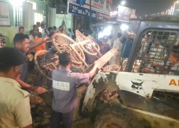 বটতলায় রাস্তায় শৃঙ্খলা ফেরাতে পুর নিগম ও ট্রাফিক বিভাগের কড়া পদক্ষেপ।