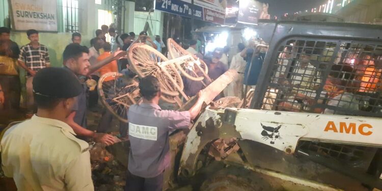 বটতলায় রাস্তায় শৃঙ্খলা ফেরাতে পুর নিগম ও ট্রাফিক বিভাগের কড়া পদক্ষেপ।