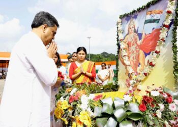 বন্দেমাতরম গানের ১৫০ তম বর্ষপূর্তি উদযাপন অনুষ্ঠানে মুখ্যমন্ত্রীর উপস্থিতিতে মুখরিত হলো সচিবালয় প্রাঙ্গণ।